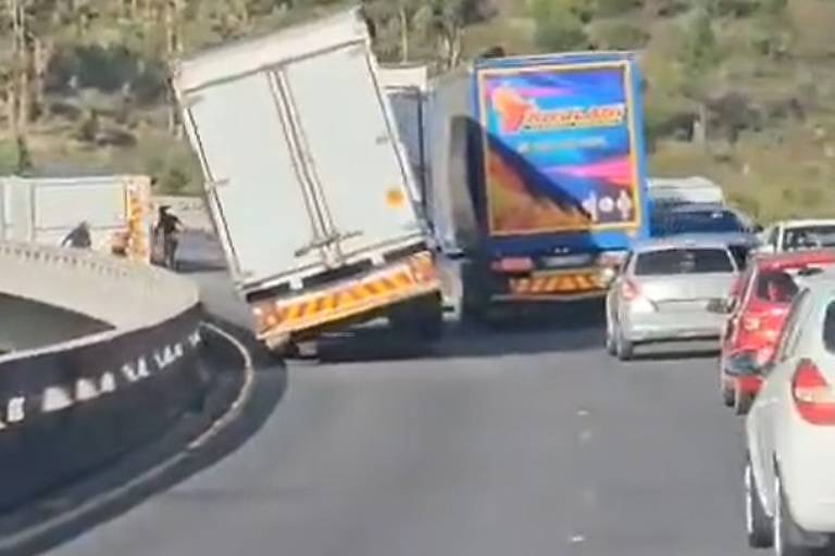 Caminhão cai de um viaduto por causa de um vendaval na Cidade do Cabo, África do Sul