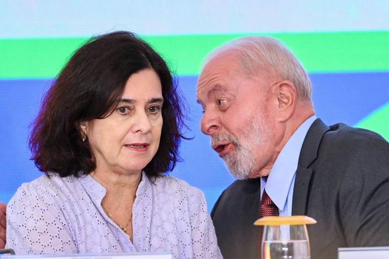 O presidente Lula (dir.) e a ministra da Saúde, Nísia Trindade (esq.)