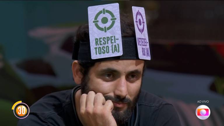 Matteus com placas de respeitoso e vetezeiro no último sincerão