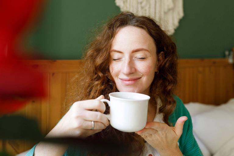 Mulher tomando café