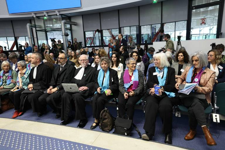 Advogados e representantes dos três processos climáticos durante o julgamento em Estrasburgo nesta terça-feira