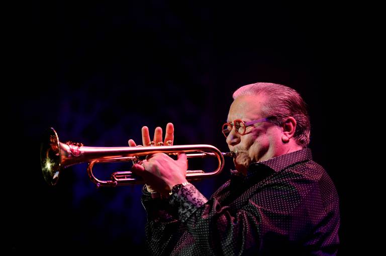 Em foto colorida, o trompetista Arturo Sandoval aparece tocando trompete