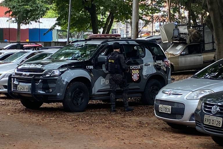 Agentes da tropa de choque da Polícia Militar reforçam a segurança do 99º DP (Campo Grande), na zona sul de São Paulo, onde está detido Hélio Rodrigues dos Santos, apontado como elo entre a Transwolff —empresa de ônibus investigada em operação contra lavagem de dinheiro— e o PCC.