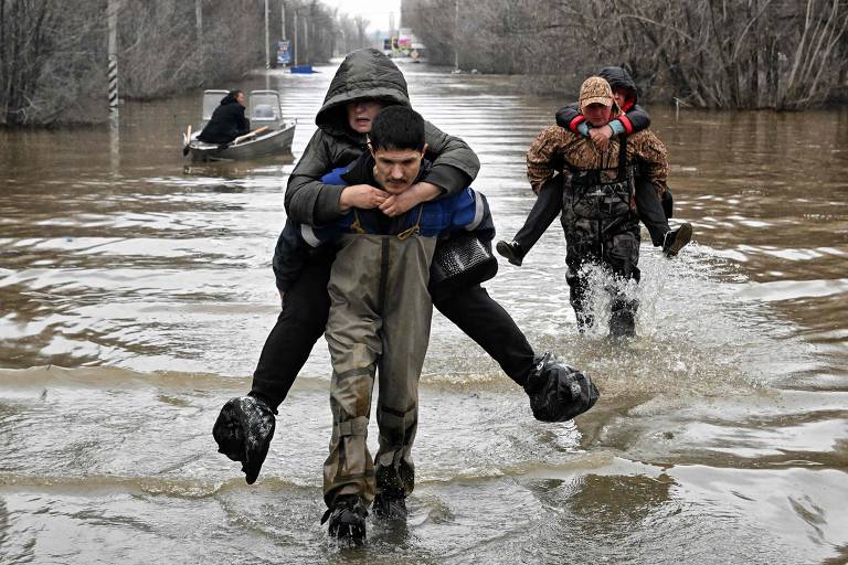 Equipes de resgate retiram residentes da parte inundada da cidade de Orsk, região russa de Orenburg