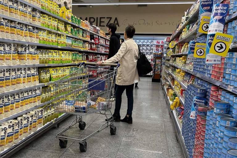 Cliente observa produtos em supermercado na Argentina