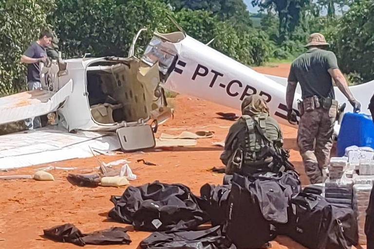 Avião com cocaína vindo do Paraguai se quebra ao meio ao tentar fugir da FAB; veja vídeo