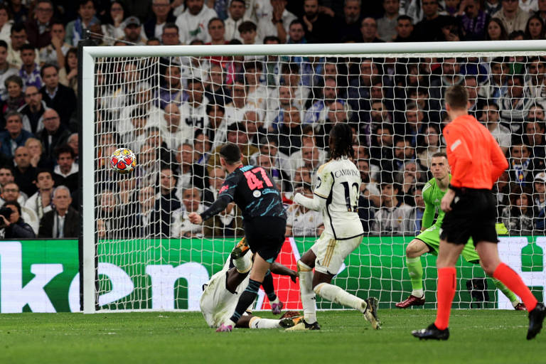 Phil Foden marca em partida contra o Real Madrid na Espanha