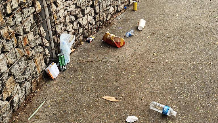Embalagens deixadas por presas na calçada de presídio assim que retornaram da saidinha
