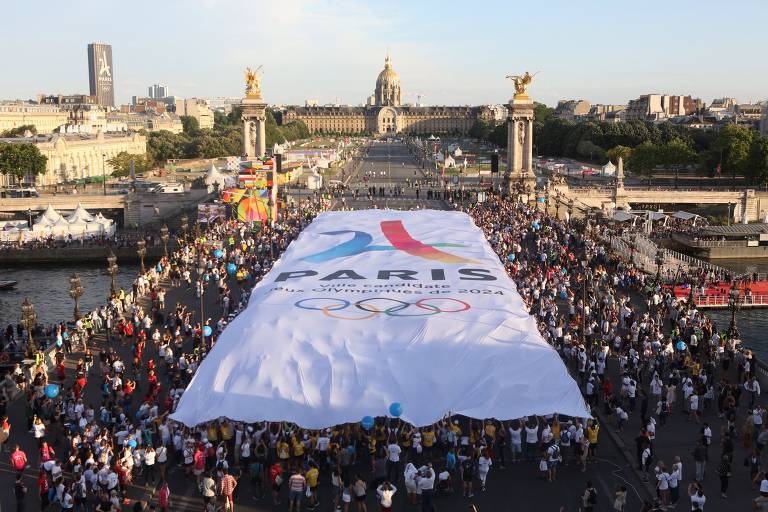 Banner dos Jogos Olímpicos de Paris na Ponte Alexandre III, palco do ciclismo de estrada