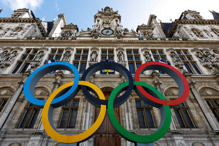 Anéis olímpicos em frente ao hotel Ville, cenário do atletismo