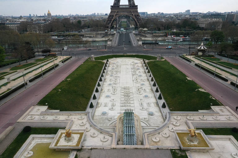 Jardins perto da Torre Eiffel, cenário do vôlei de praia