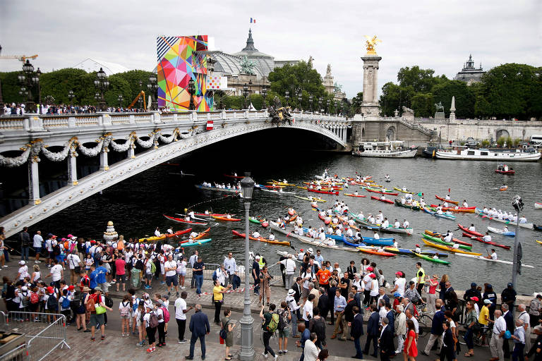 Ponte Alexandre III sob as águas do rio Sena, cenário da maratona aquática e do triatlo