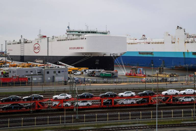 Cargueiro de veículos da BYD ancorado em Bremerhaver na Alemanha, o porto mais importante do país para a indústria automotiva