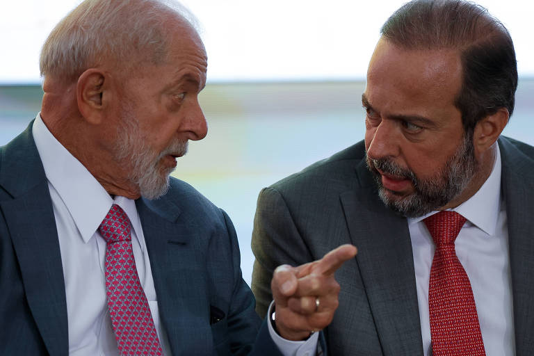 À esquerda, o presidente Lula, acompanhado, à direita, do ministro de Minas e Energia, Alexandre Silveira (de gravata vermelha)