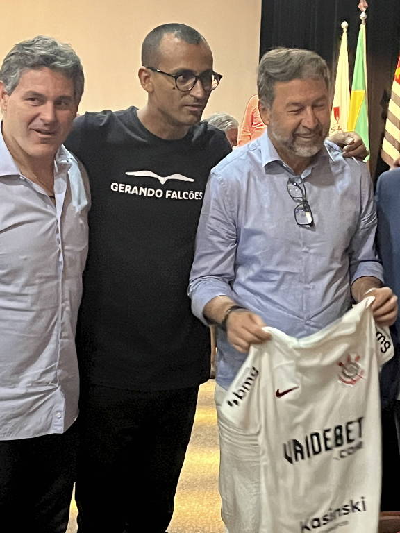 O CEO da Gerando Falcões, Edy Lyra, entre o vice corintiano, Armando Mendoça, e o presidente do Corinthians, Augusto Melo