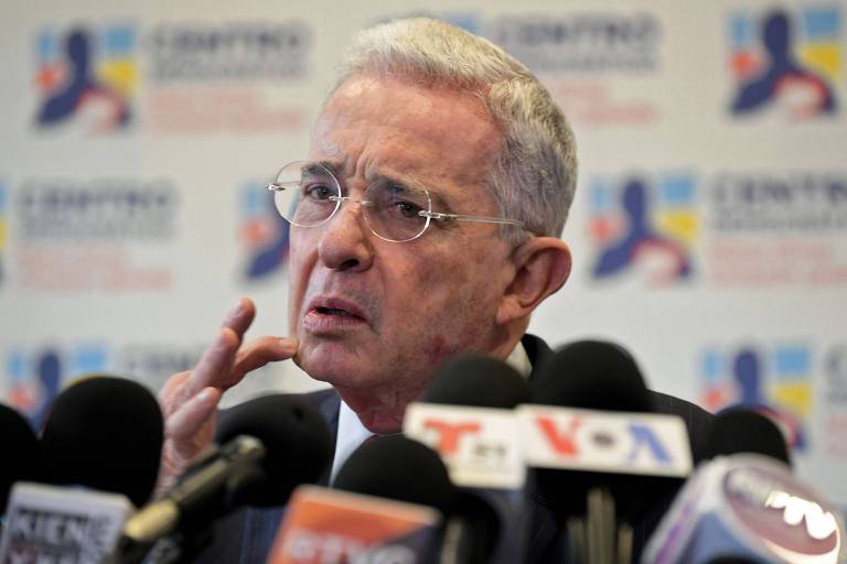 Ex-presidente da Colômbia, Uribe vira réu por suposto suborno de testemunhas