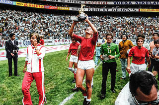 Women's Football. World Cup in Mexico 1971
The championship of the Danish girls. Lis lene Nielsen with the trophy after the final match against Mexico.
Kvindefodbold. VM i Mexico 1971
Mesterskabet til de danske piger. Lis lene Nielsen med pokalen efter fi