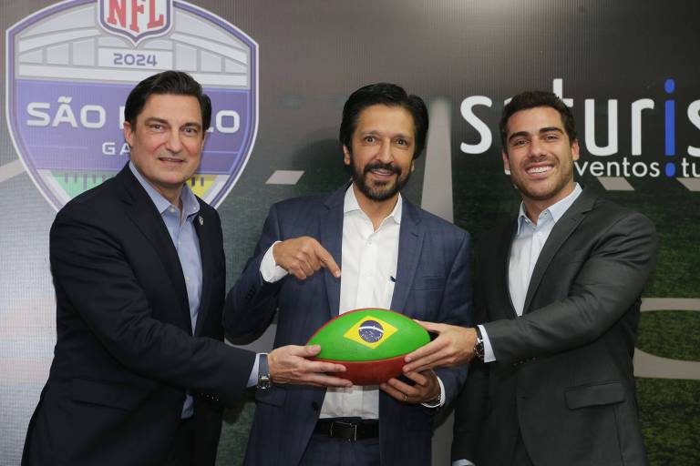 Da esquerda para direita: Gerrit Meier, vice-presidente da NFL Internacional, Ricardo Nunes, prefeito de São Paulo, e Gustavo Pires, presidente da SPTuris, durante anúncio da primeira partida da NFL no Brasil