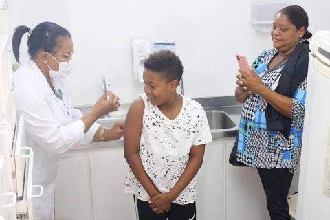 Estudante recebe dose de vacina contra a dengue em unidade de saúde da capital; Prefeitura recebeu mais de 177 mil doses do imunizante 