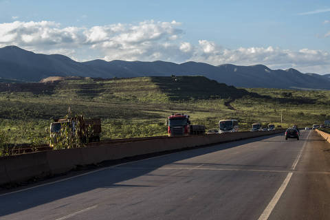 CONGONHAS (MG), 30.01.2014 - Tráfego de veículos na BR-040, conhecida como Rodovia Presidente Juscelino Kubitschek, com a Serra da Moeda ao fundo. Foto: Rubens Chaves/Folhapress