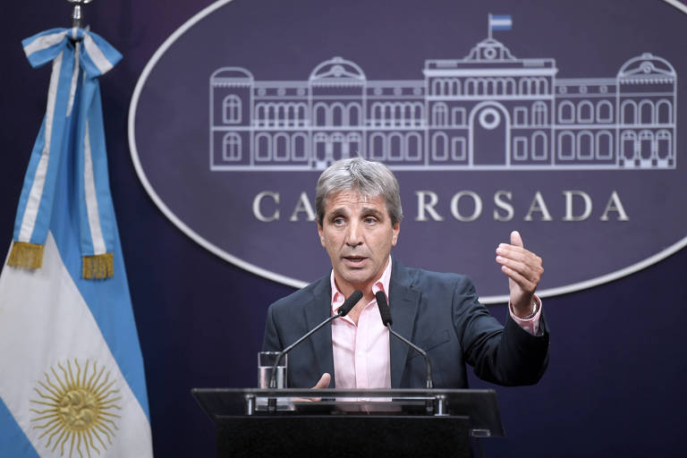 O ministro da Economia da Argentina, Luis Caputo, durante entrevista coletiva na Casa Rosada