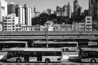 Ônibus no terminal Parque Dom Pedro 2º, na região central de São Paulo