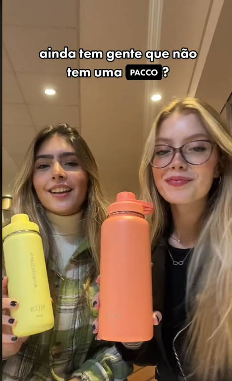Mulheres jovens usam garrafa Pacco 