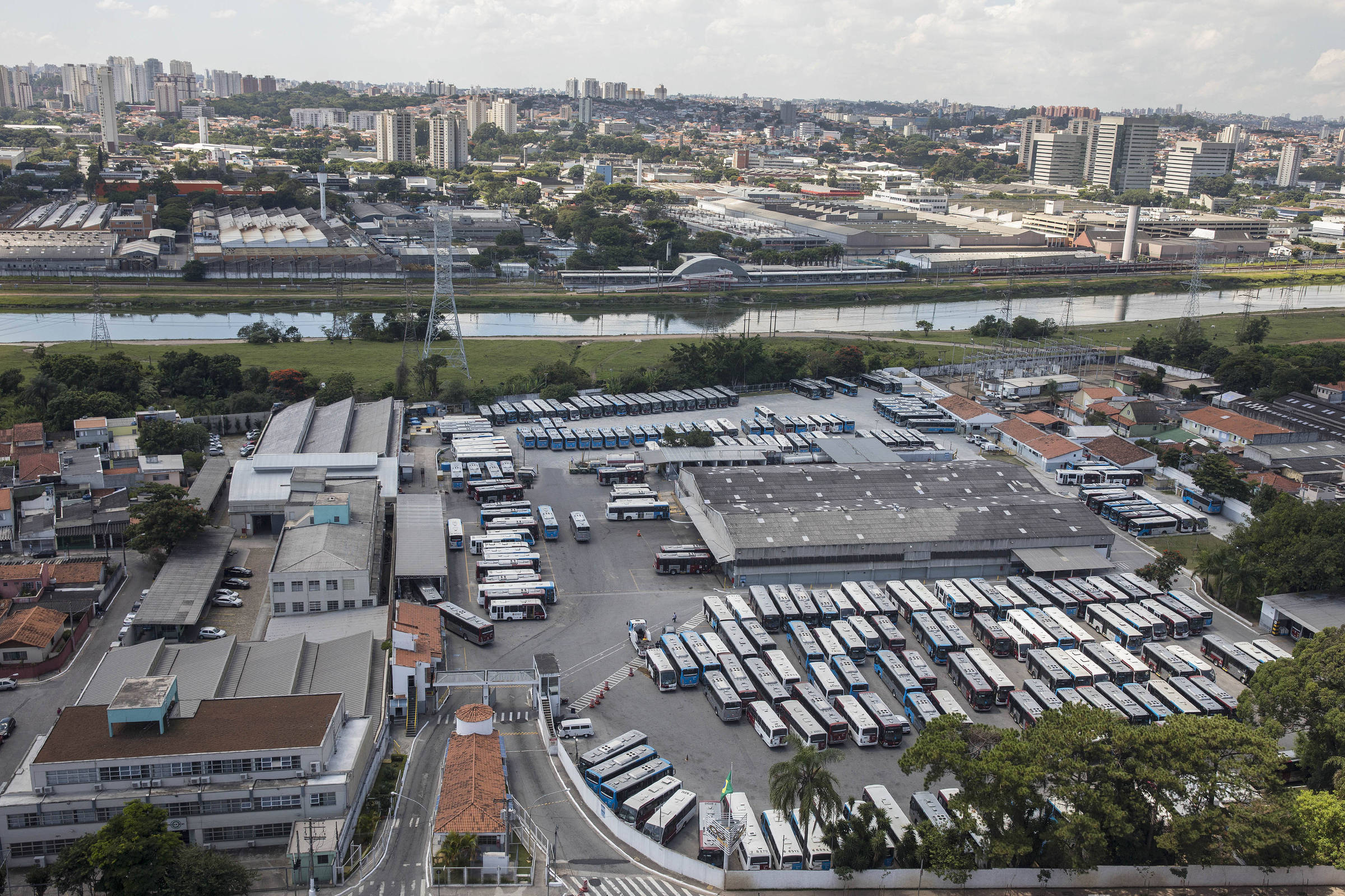 Empresa investigada por elo com PCC firmou contratos emergenciais em gestões de PT e PSDB