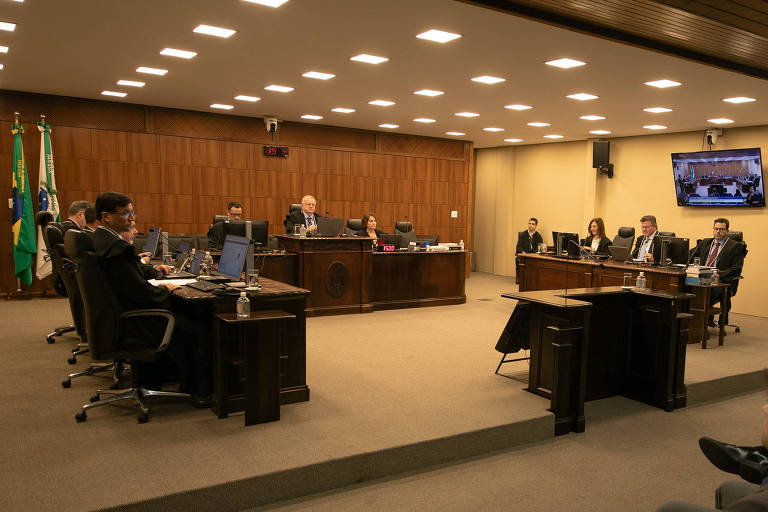 Sala de julgamento mostra três bancadas em que estão distribuiídos os juízes