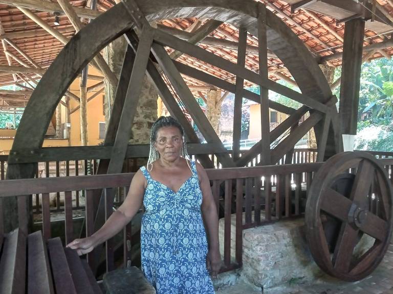 A líder quilombola Laura de Jesus Braga, na Casa da Farinha, maquinário com mais de um século que garantia o sustento do Quilombo da Fazenda, em Ubatuba (SP)