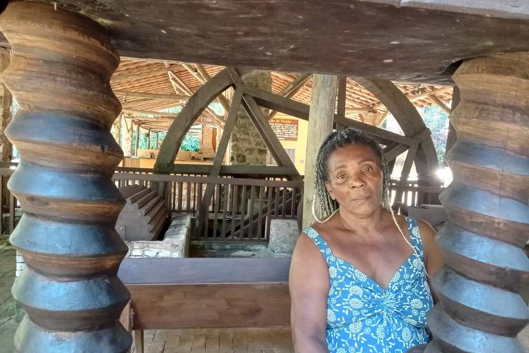A líder quilombola Laura de Jesus Braga, na Casa da Farinha, maquinário com mais de um século que garantia o sustento do Quilombo da Fazenda, em Ubatuba (SP)