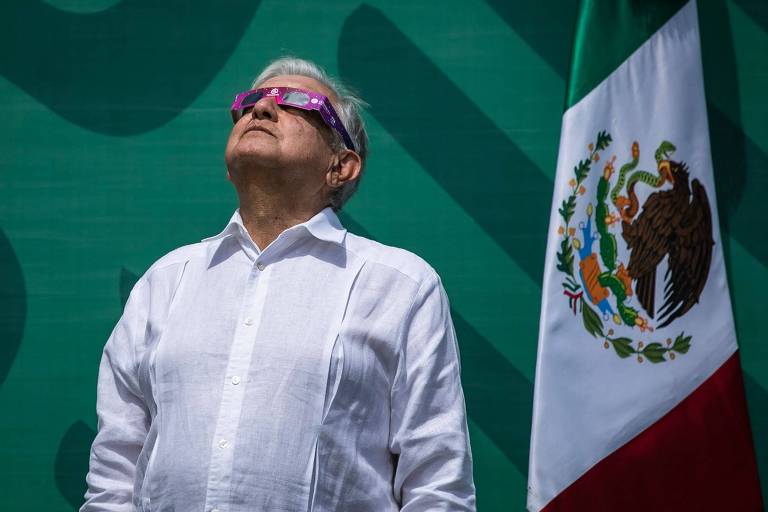 O presidente do México, Andrés Manuel López Obrador, usa óculos escuros especiais para observar eclipse solar no estado de Sinaloa