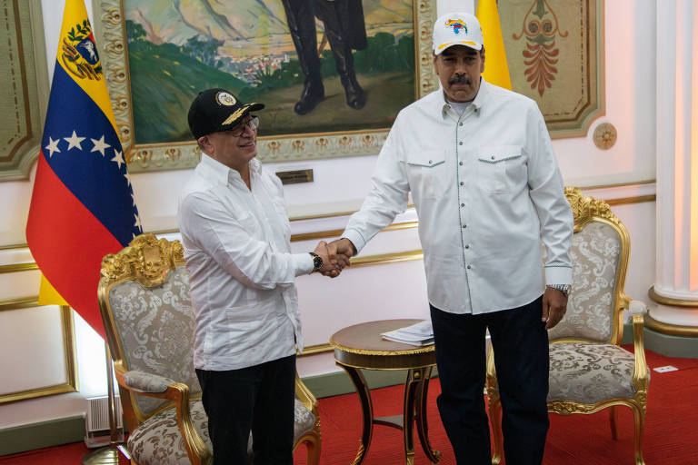 Gustavo Petro (à esq.) cumprimenta Nicolás Maduro no Palácio de Miraflores, em Caracas