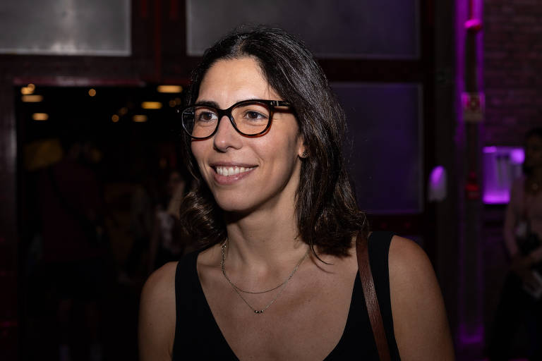 SAO PAULO, SP, 09.04.2024: MONICA BERGAMO - Na foto, Beatriz Muylaert (editora da Quatro Cinco Um). Lançamento do livro ?Negros na Piscina?, com Diane Lima, Paulo Nazareth e mediação de Thiago de Paula Souza, no Sesc Pompéia. (Foto: Mathilde Missioneiro/Folhapress) **EXCLUSIVO MONICA BERGAMO** ORG XMIT: 607871