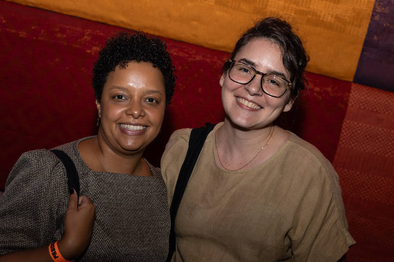 SAO PAULO, SP, 09.04.2024: MONICA BERGAMO - Na foto, Juliana Rodrigues (editora da Fósforo) e Fernanda Diamant (editora da Fósforo). Lançamento do livro ?Negros na Piscina?, com Diane Lima, Paulo Nazareth e mediação de Thiago de Paula Souza, no Sesc Pompéia. (Foto: Mathilde Missioneiro/Folhapress) **EXCLUSIVO MONICA BERGAMO** ORG XMIT: 607871
