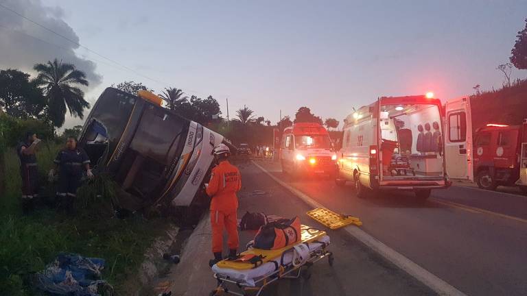 Acidente com ônibus de excursão deixa 8 mortos e 23 feridos na Bahia