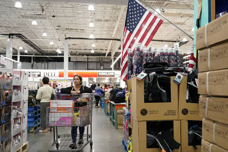 Clientes selecionam produtos dentro de um supermercado em Foster City, Califórnia, Estados Unidos