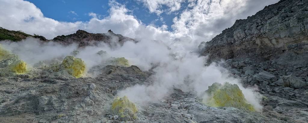 Monte Io, vulcão em atividade no Parque Nacional Akan-Mashu, em Hokkaido; a montanha é pontuada por inúmeras fumarolas amarelas que emitem constantes nuvens brancas