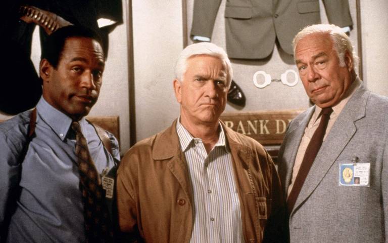 O.J. Simpson, Leslie Nielsen e George Kennedy em cena de 'Corra que a Polícia vem Aí!', de 1988