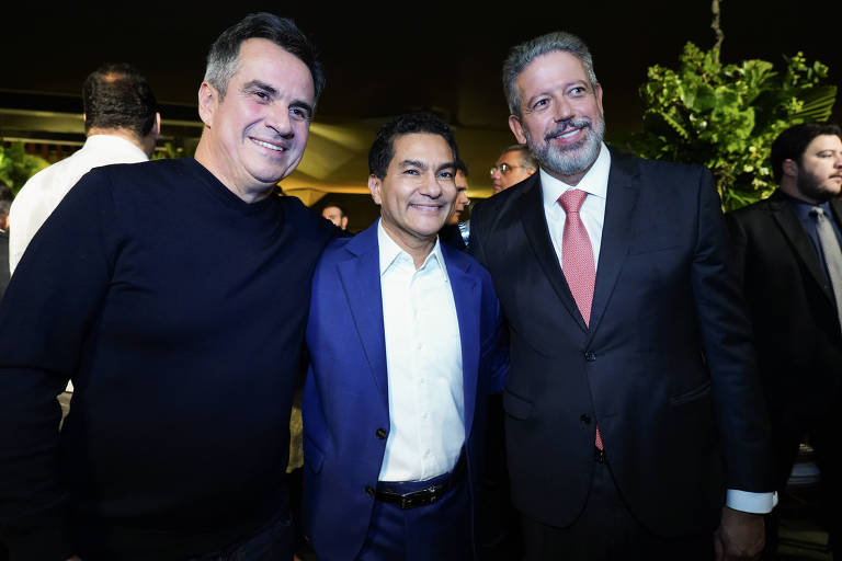 O presidente do PP e aliado de Jair Bolsonaro (PL), senador Ciro Nogueira (PI), à esquerda, com Marcos Pereira, aniversariante e presidente do Republicanos, ao centro, e à direita, o presidente da Câmara, Arthur Lira (PP-AL).