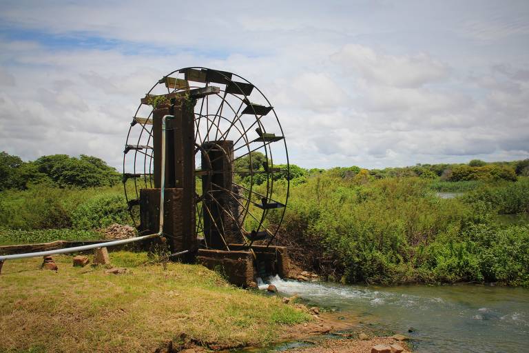 Roda d_água era utilizada na irrigação de fazendas do sertão