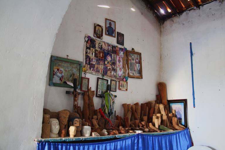 Ex-votos deixados em igreja da Ilha do Pontal, em Lagoa Grande (PE)