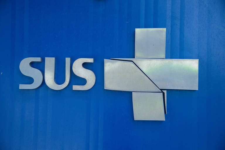 Placa metalizada com a logo do SUS e um fundo azul 