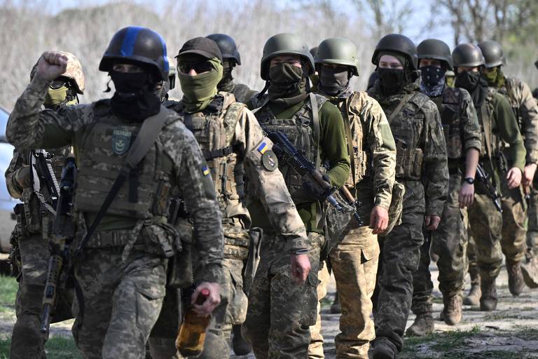 Soldados das Forças Armadas ucranianas participam de exercício militar na região de Kiev