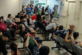 Pacientes com sintomas de dengue e gripe na sala de espera da UPA Tito Lopes