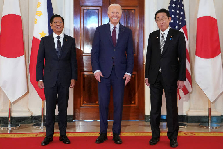 O presidente do EUA, Joe Biden (centro), com o primeiro-ministro do Japão, Fumio Kishida (dir.) e o presidente das Filipinas, Ferdinand Marcos Junior, na Casa Branca