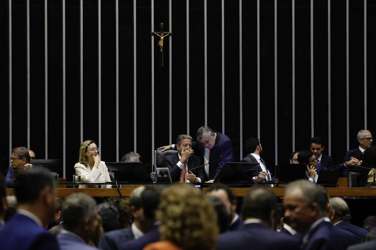 Câmara reforça união de centrão e bolsonaristas contra STF e põe sucessão no foco após caso Brazão