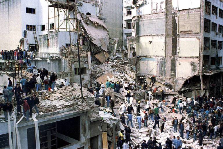 Sede da Associação Mutual Israelita Argentina (Amia), em Buenos Aires, após explosão de carro-bomba que matou 85 pessoas em 1994
