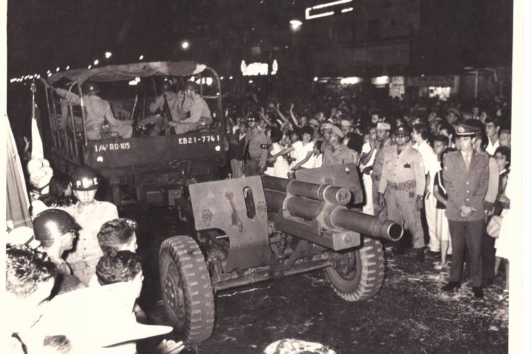 Festa nas ruas de Juiz de Fora (MG) para receber as tropas do general Olímpio Mourão Filho após vitória do golpe de 1964