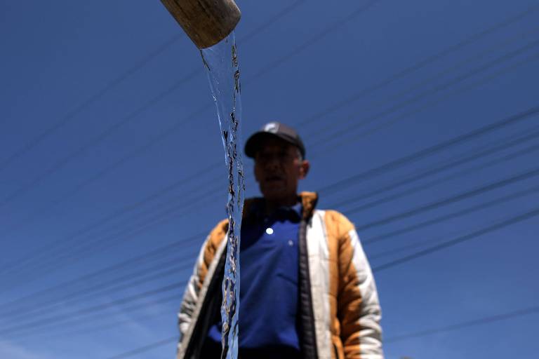 Bogotá propõe banho a dois e 'pular' domingo para economizar água ante seca na Colômbia